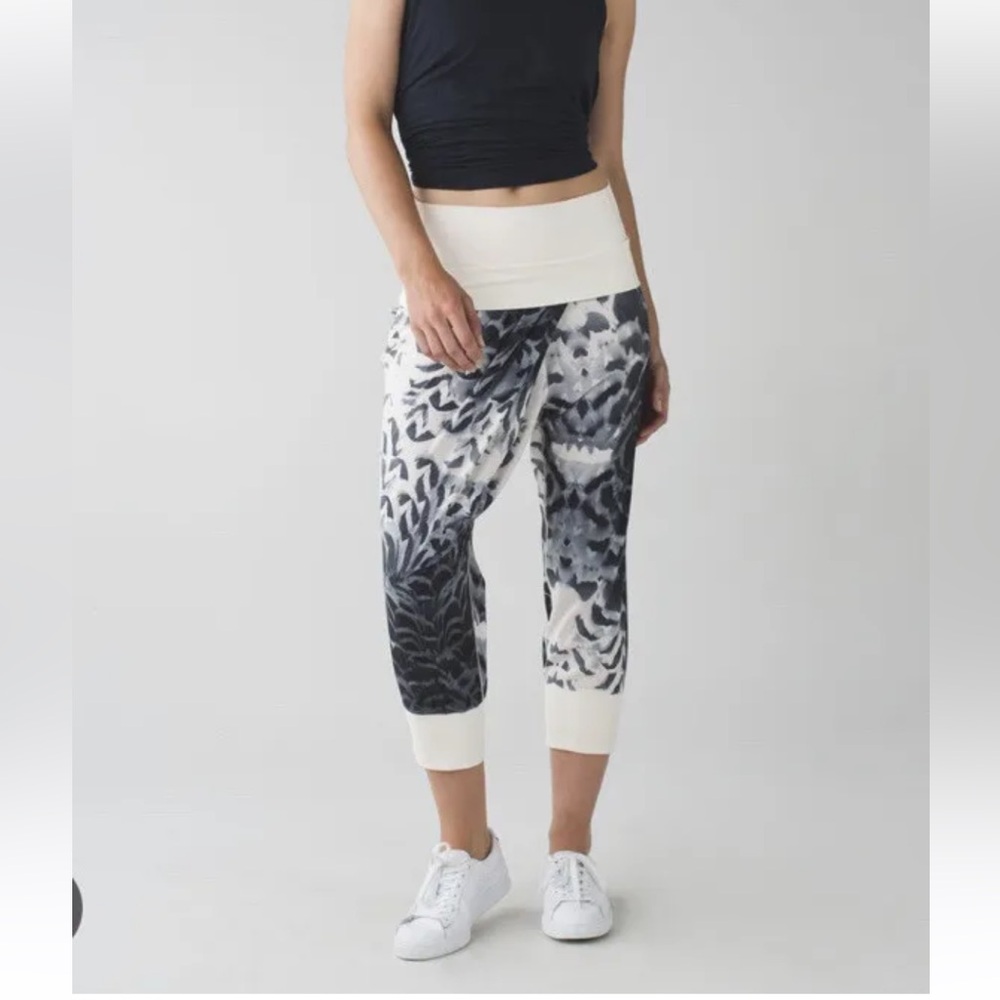 Lululemon Dance to Yoga Pants Boyfriend-fit Pretty Plume Angel Wing Black Size 6